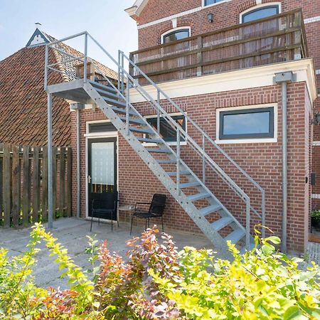 Sfeervol Verblijf In Oude Gemeentehuis Eenrum. Exterior photo