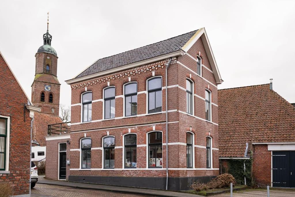Sfeervol Verblijf In Oude Gemeentehuis Eenrum. Exterior photo