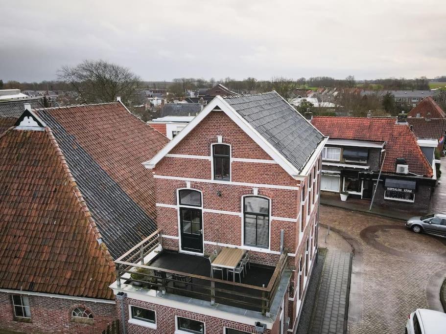 Sfeervol Verblijf In Oude Gemeentehuis Eenrum. Exterior photo